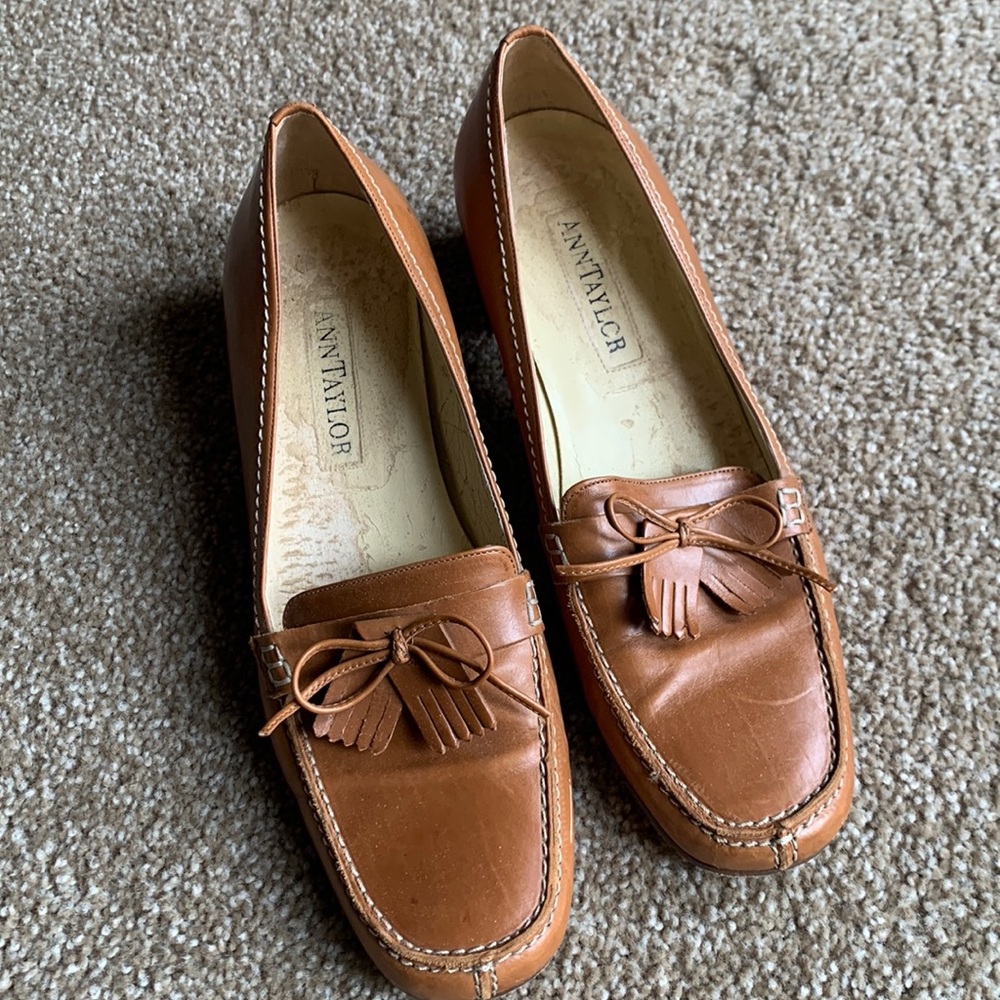Ann Taylor Size 8.5 Brown Camel Heel Loafers with tassels